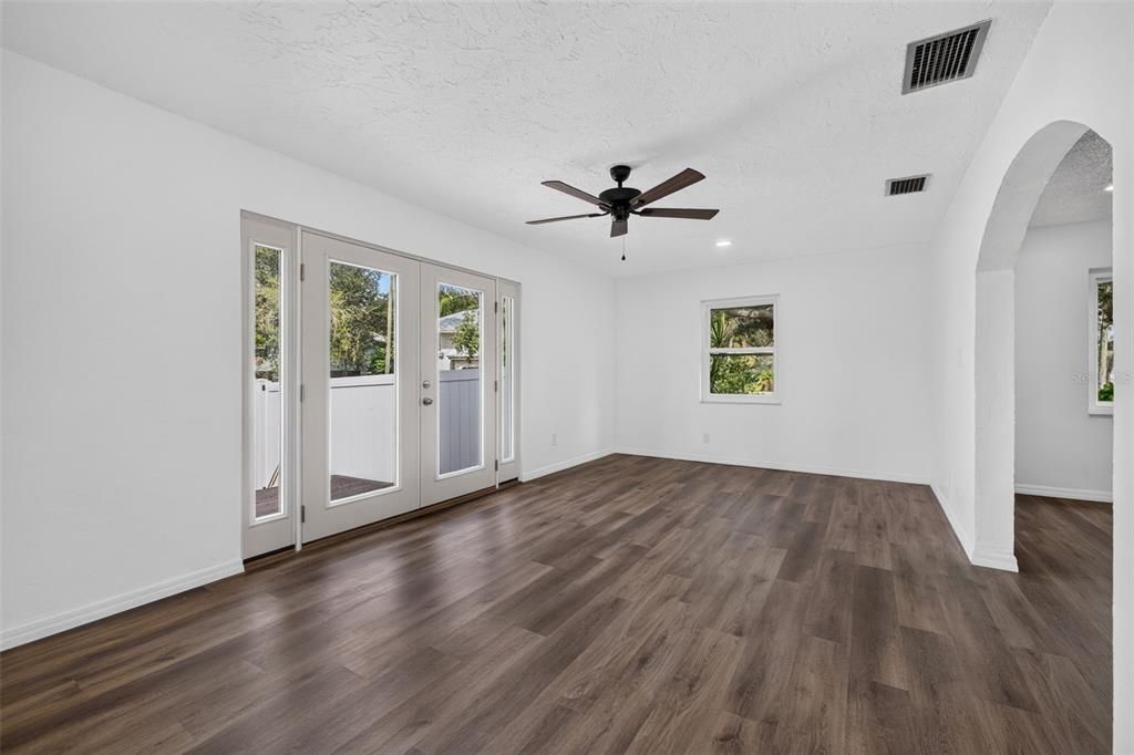 For Sale: $450,000 (3 beds, 2 baths, 1552 Square Feet)