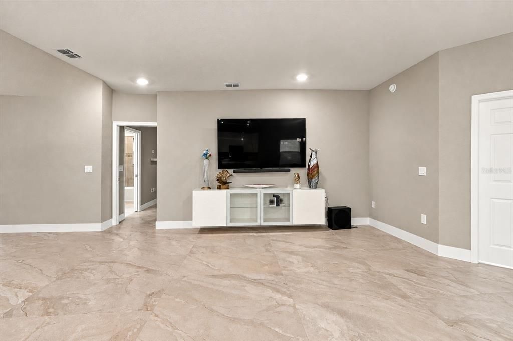 For Sale: $399,999 (4 beds, 2 baths, 2034 Square Feet)