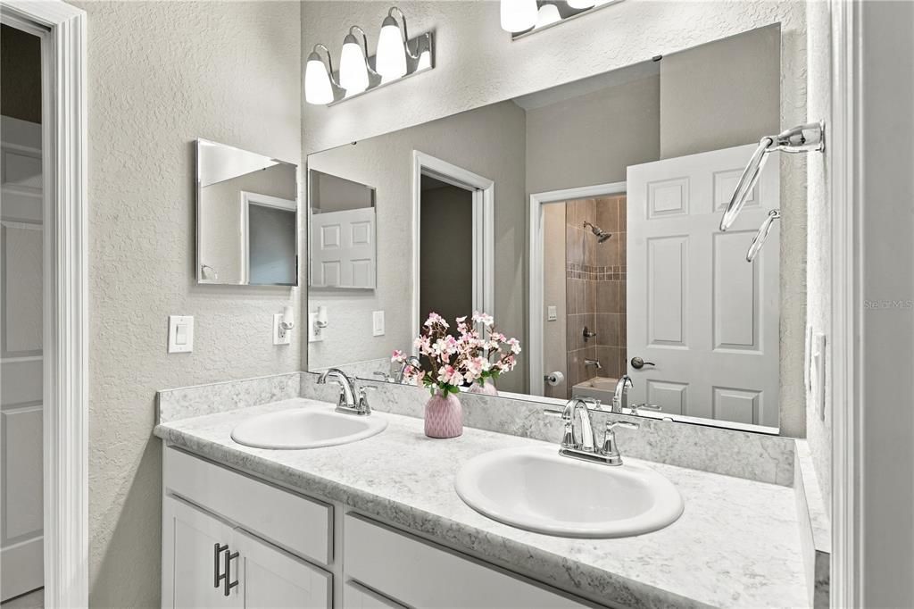For Sale: $399,999 (4 beds, 2 baths, 2034 Square Feet)