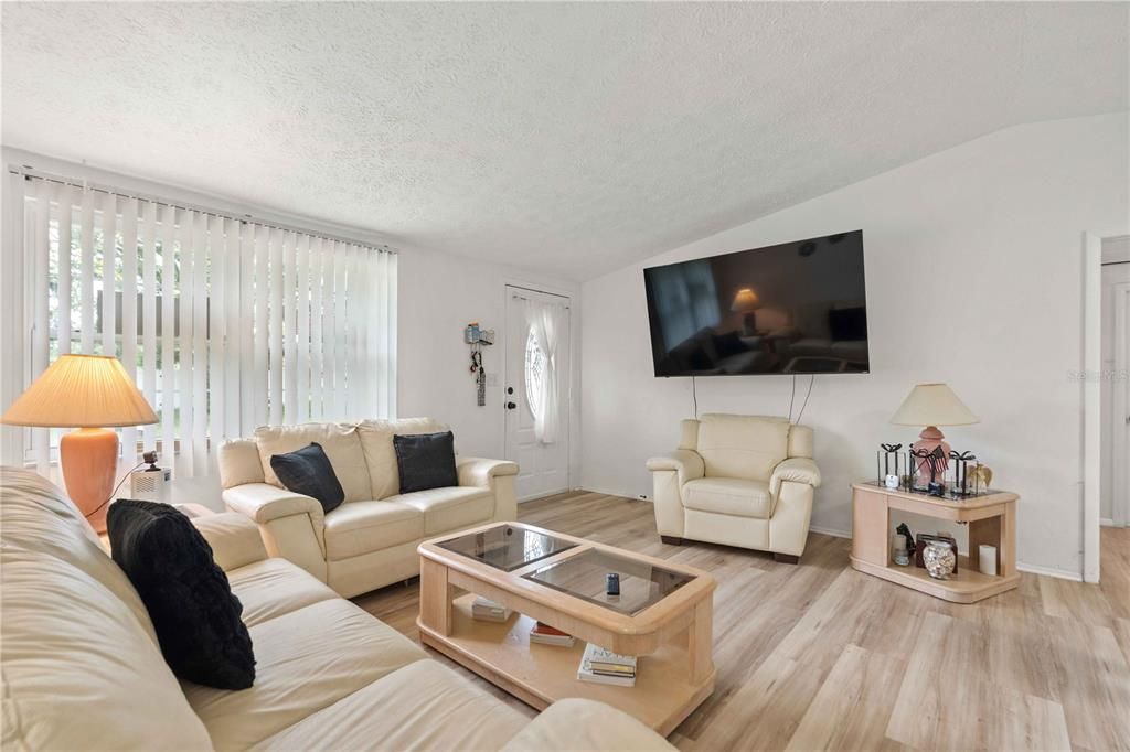For Sale: $239,900 (3 beds, 2 baths, 1592 Square Feet)