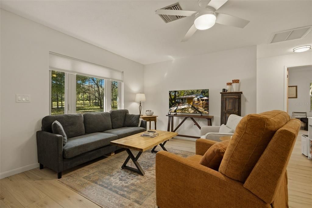 For Sale: $249,000 (2 beds, 1 baths, 780 Square Feet)