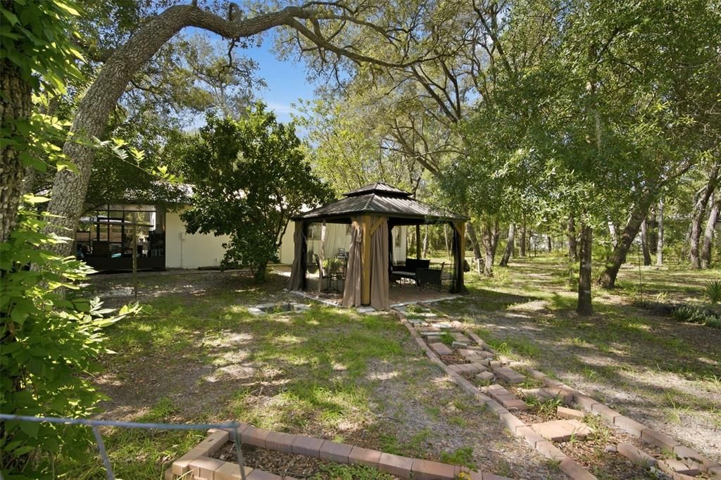 For Sale: $249,000 (2 beds, 1 baths, 780 Square Feet)