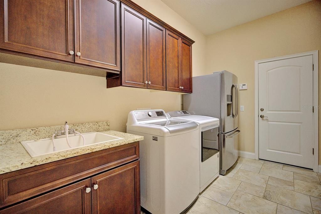 For Sale: $950,000 (4 beds, 4 baths, 3573 Square Feet)