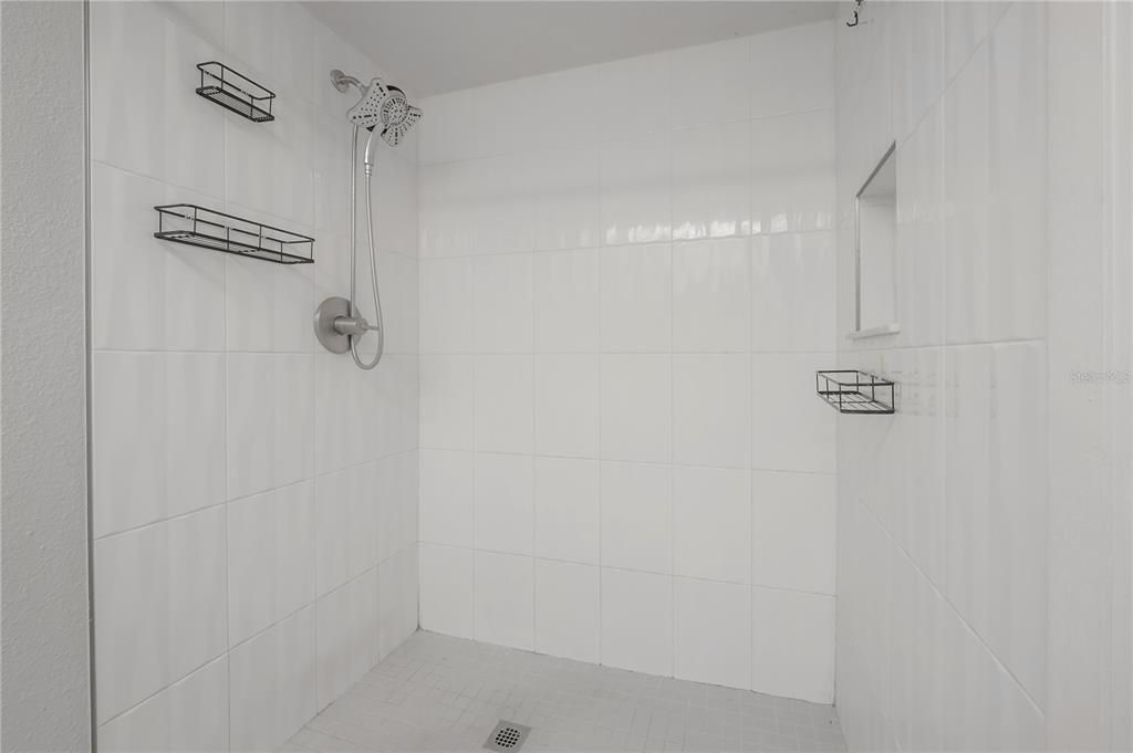 Activo con contrato: $295,000 (4 camas, 2 baños, 1372 Pies cuadrados)