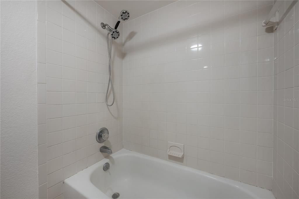 Activo con contrato: $295,000 (4 camas, 2 baños, 1372 Pies cuadrados)