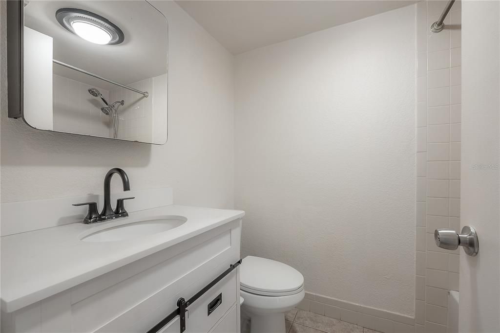 Activo con contrato: $295,000 (4 camas, 2 baños, 1372 Pies cuadrados)