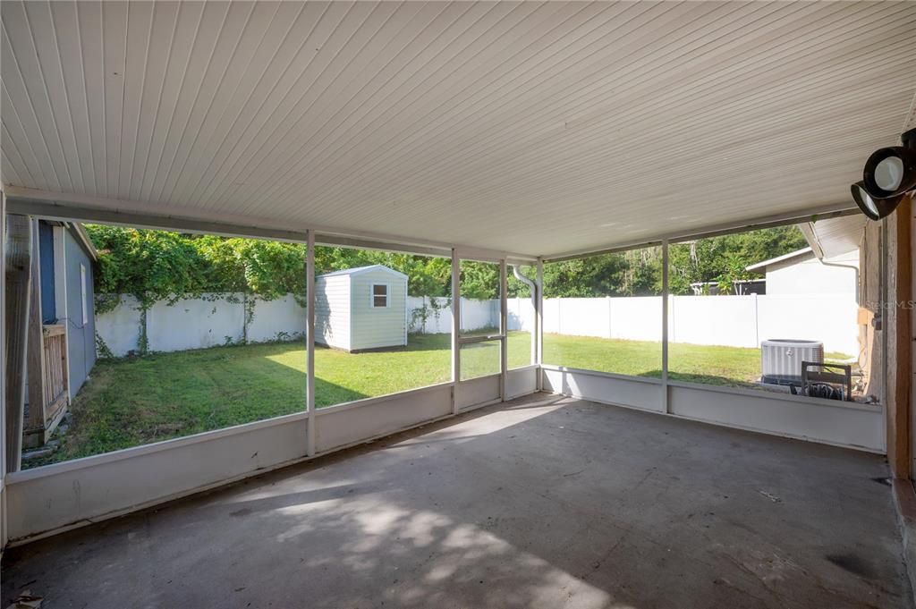 Activo con contrato: $295,000 (4 camas, 2 baños, 1372 Pies cuadrados)