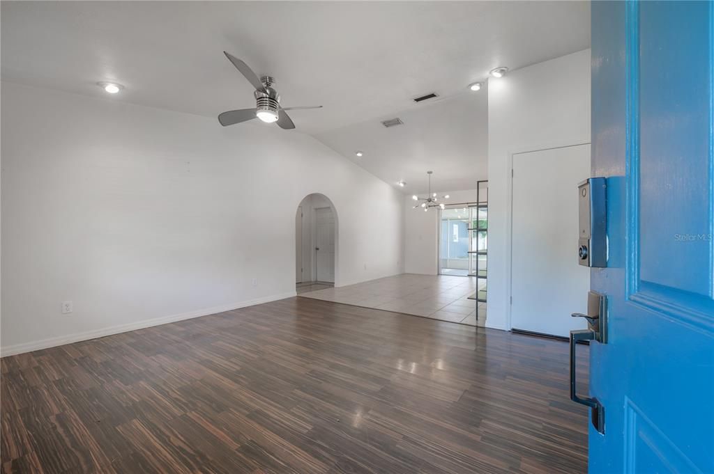 Activo con contrato: $295,000 (4 camas, 2 baños, 1372 Pies cuadrados)