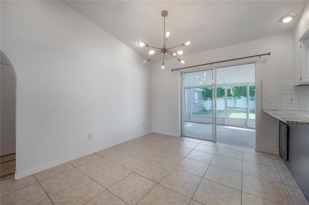 Activo con contrato: $295,000 (4 camas, 2 baños, 1372 Pies cuadrados)