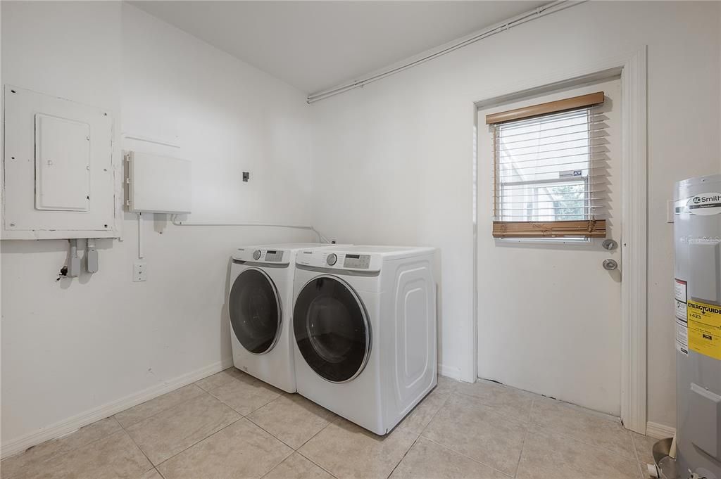 Activo con contrato: $295,000 (4 camas, 2 baños, 1372 Pies cuadrados)