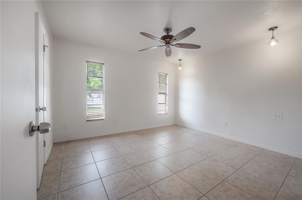 Activo con contrato: $295,000 (4 camas, 2 baños, 1372 Pies cuadrados)