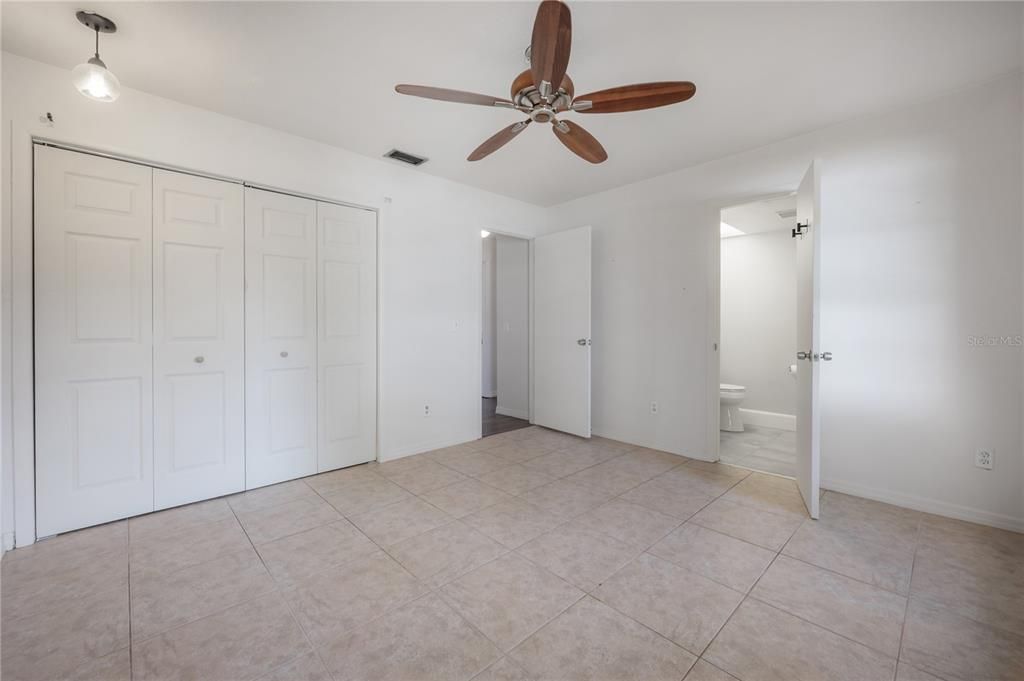 Activo con contrato: $295,000 (4 camas, 2 baños, 1372 Pies cuadrados)