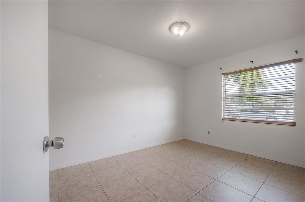 Activo con contrato: $295,000 (4 camas, 2 baños, 1372 Pies cuadrados)