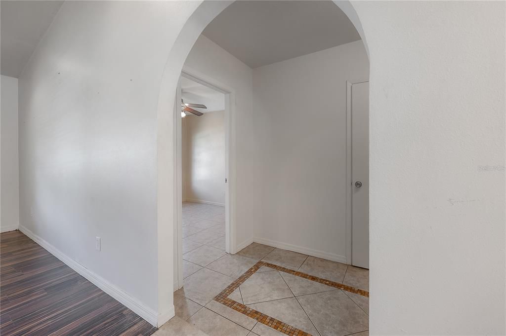 Activo con contrato: $295,000 (4 camas, 2 baños, 1372 Pies cuadrados)