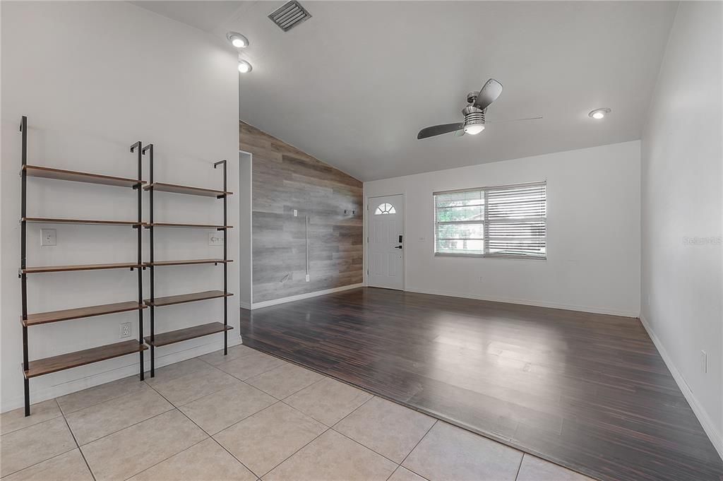 Activo con contrato: $295,000 (4 camas, 2 baños, 1372 Pies cuadrados)