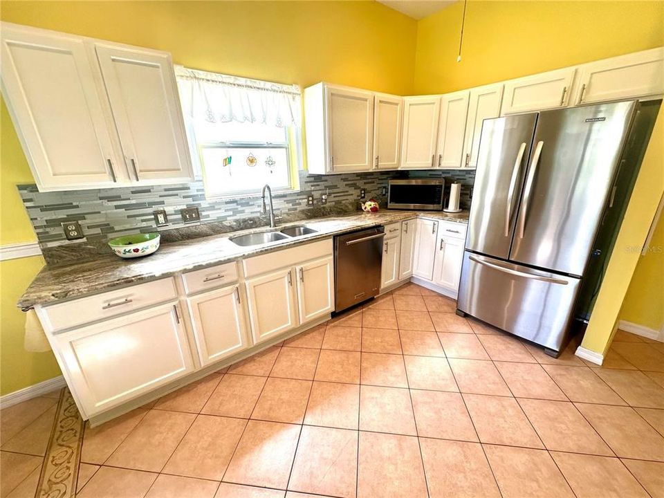 For Sale: $325,000 (2 beds, 2 baths, 1588 Square Feet)