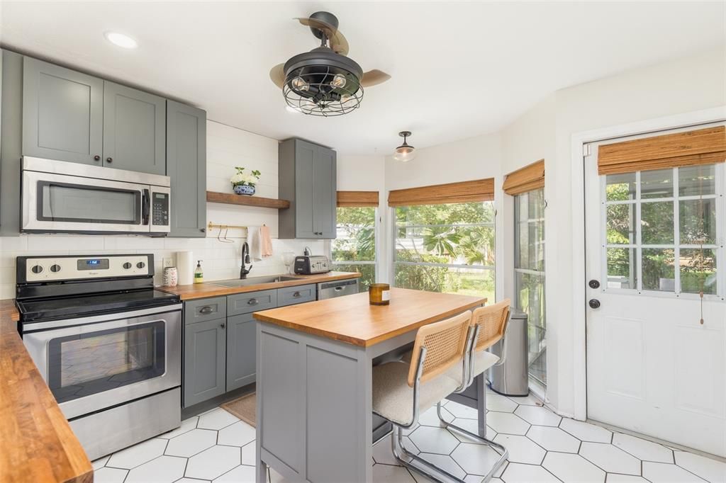 For Rent: $2,600 (3 beds, 2 baths, 1244 Square Feet)