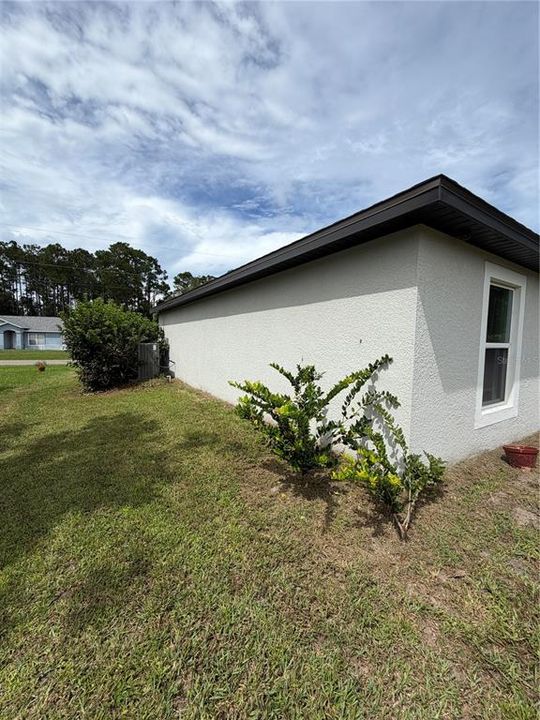 For Sale: $265,000 (3 beds, 2 baths, 1270 Square Feet)