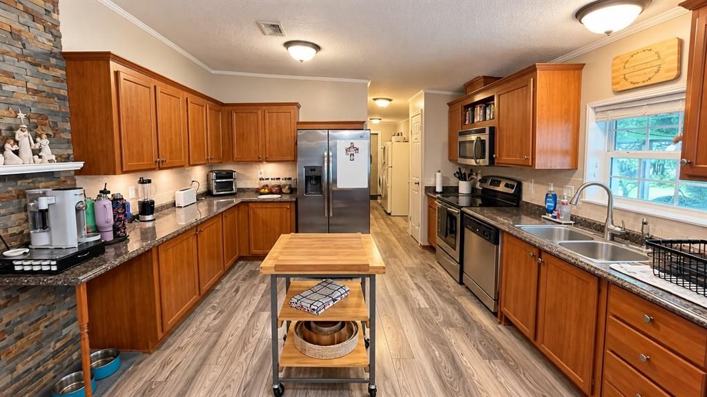 For Sale: $299,900 (3 beds, 3 baths, 1932 Square Feet)