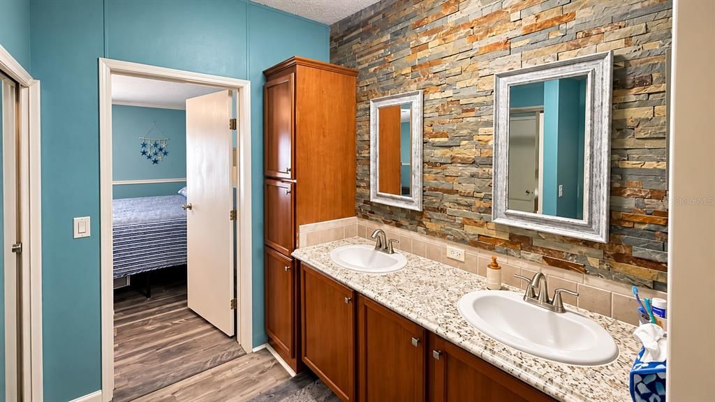 For Sale: $299,900 (3 beds, 3 baths, 1932 Square Feet)