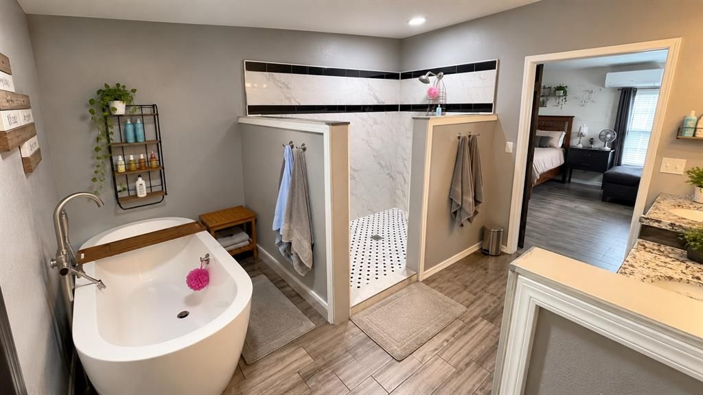 For Sale: $299,900 (3 beds, 3 baths, 1932 Square Feet)