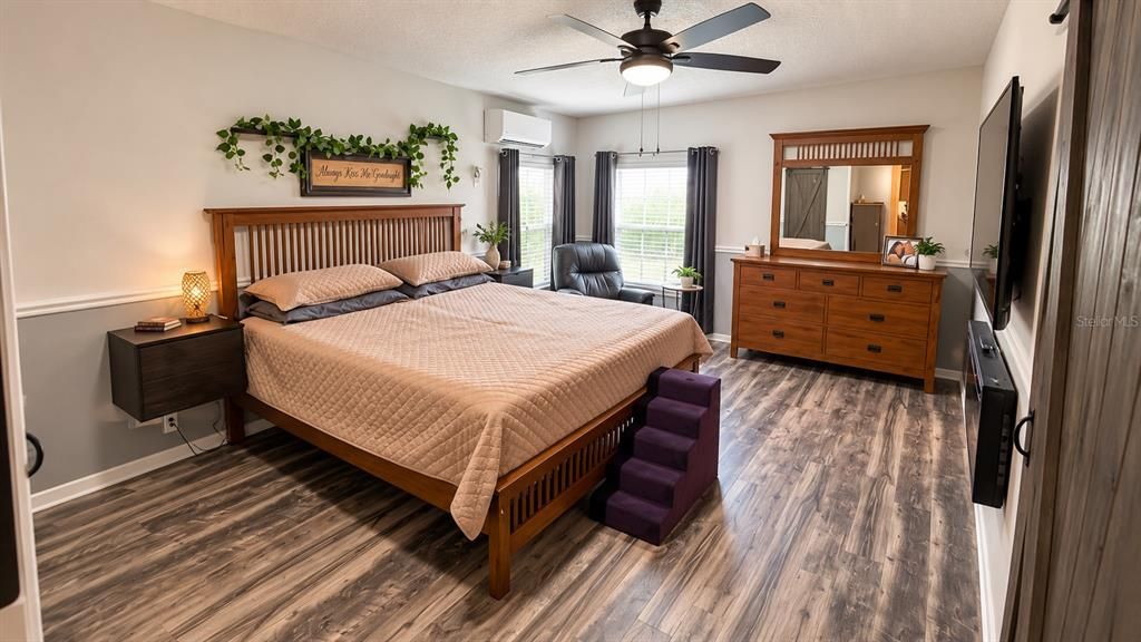 For Sale: $299,900 (3 beds, 3 baths, 1932 Square Feet)