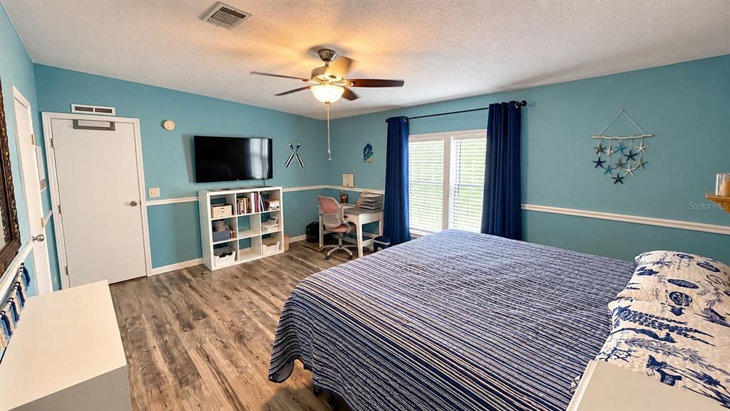 For Sale: $299,900 (3 beds, 3 baths, 1932 Square Feet)