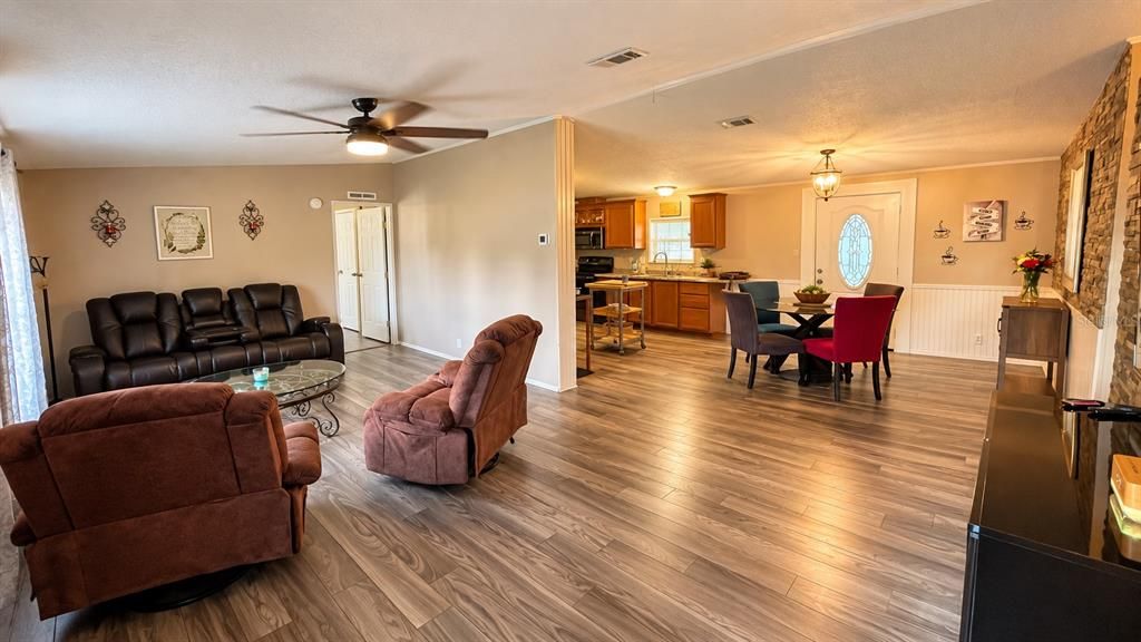 For Sale: $299,900 (3 beds, 3 baths, 1932 Square Feet)