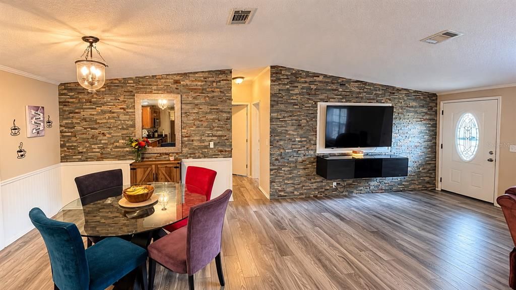 For Sale: $299,900 (3 beds, 3 baths, 1932 Square Feet)