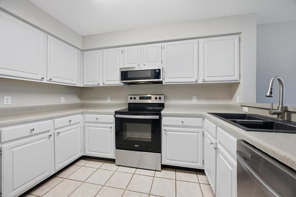 For Rent: $1,400 (1 beds, 1 baths, 861 Square Feet)