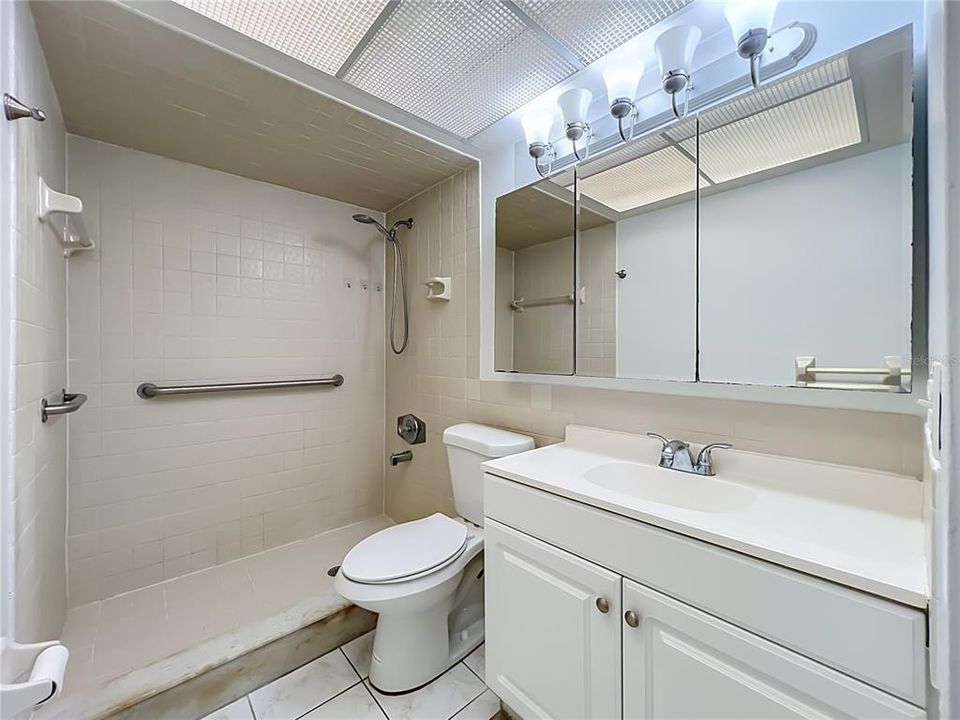 На продажу: $224,900 (2 спален, 2 ванн, 1031 Квадратных фут)