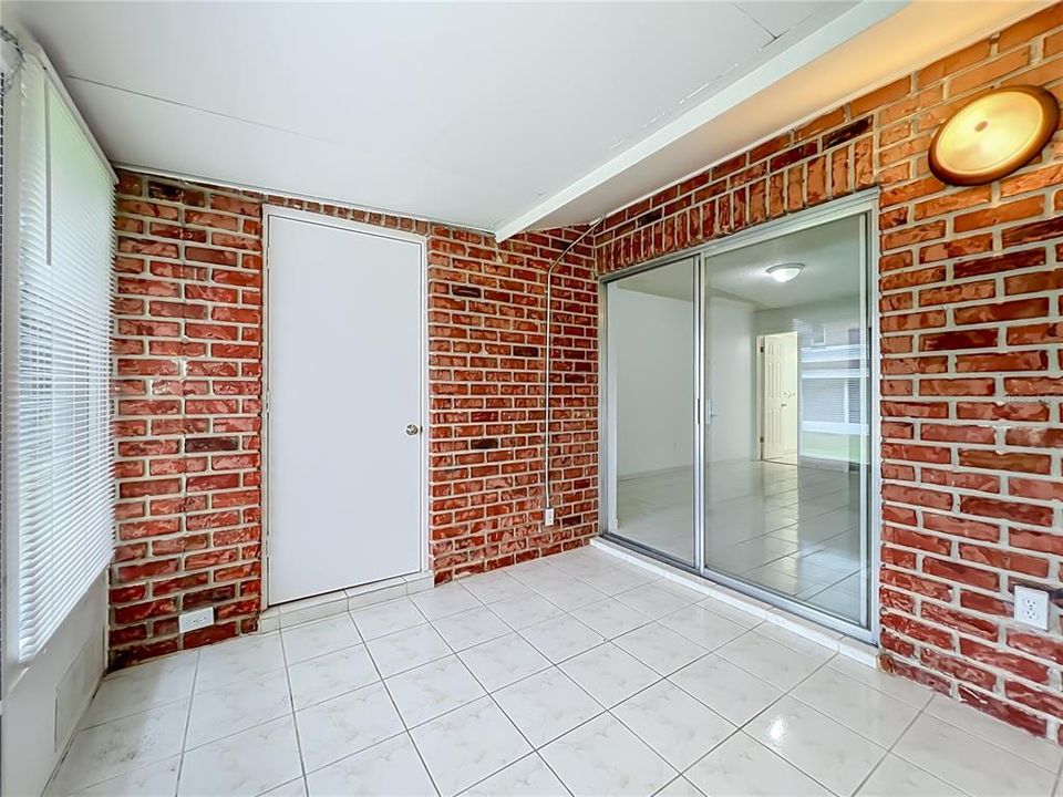На продажу: $224,900 (2 спален, 2 ванн, 1031 Квадратных фут)