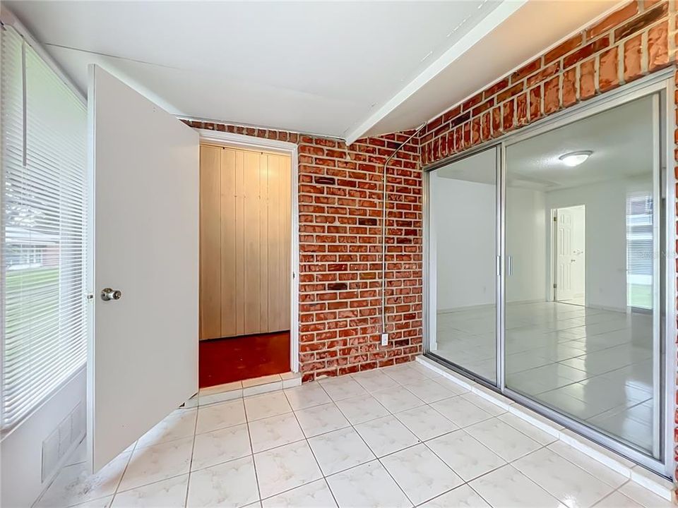 На продажу: $224,900 (2 спален, 2 ванн, 1031 Квадратных фут)