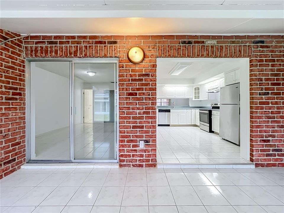 На продажу: $224,900 (2 спален, 2 ванн, 1031 Квадратных фут)