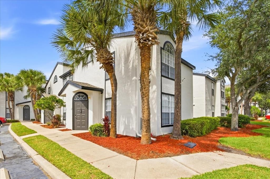 For Rent: $1,450 (1 beds, 1 baths, 834 Square Feet)