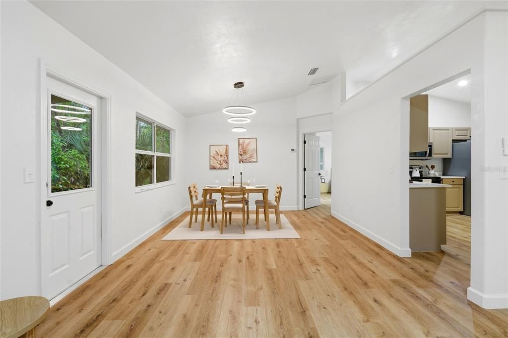 En Venta: $319,900 (4 camas, 2 baños, 1596 Pies cuadrados)