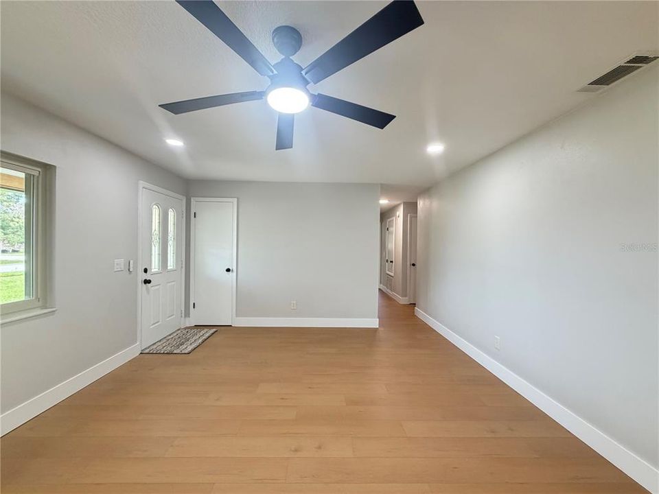 En Venta: $444,900 (3 camas, 2 baños, 1614 Pies cuadrados)