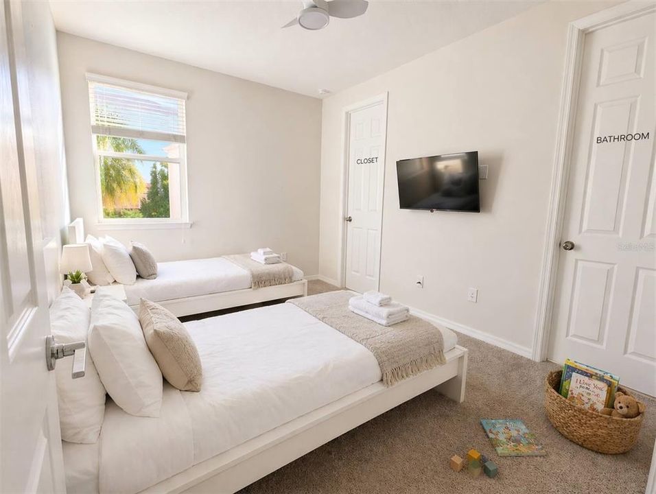 For Sale: $529,000 (6 beds, 4 baths, 2987 Square Feet)