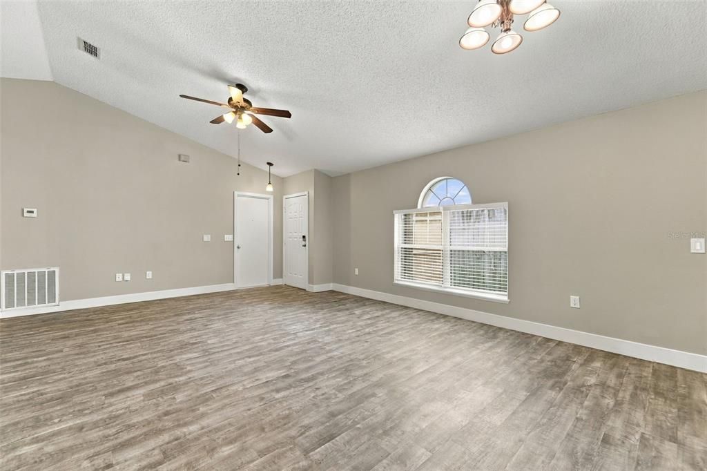 For Sale: $299,900 (3 beds, 2 baths, 1332 Square Feet)
