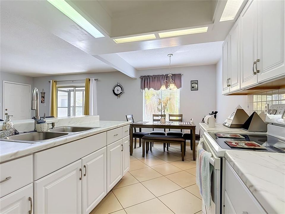 На продажу: $189,900 (2 спален, 1 ванн, 1012 Квадратных фут)