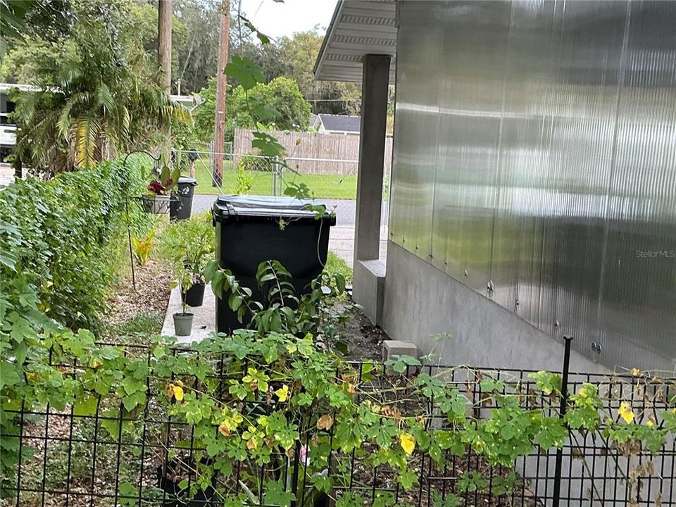 For Sale: $209,000 (2 beds, 1 baths, 832 Square Feet)