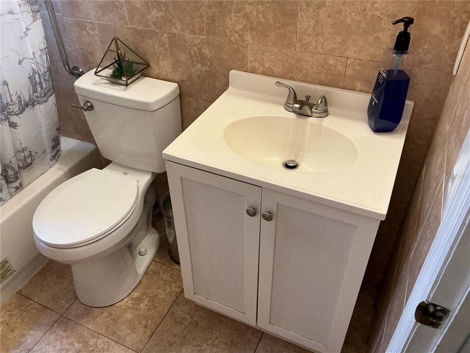 For Sale: $209,000 (2 beds, 1 baths, 832 Square Feet)
