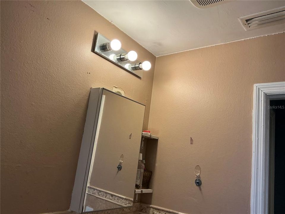 For Sale: $209,000 (2 beds, 1 baths, 832 Square Feet)
