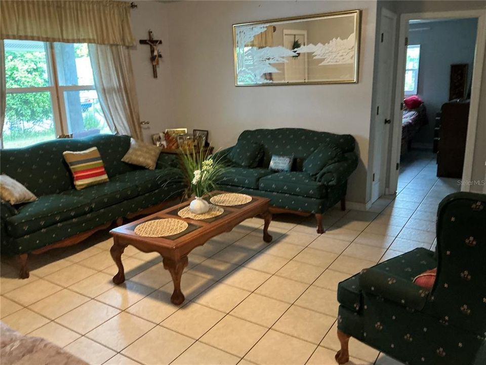 For Sale: $209,000 (2 beds, 1 baths, 832 Square Feet)