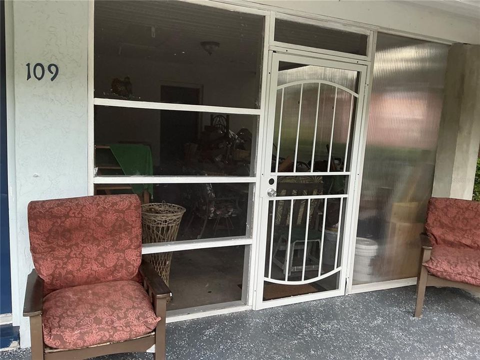 For Sale: $209,000 (2 beds, 1 baths, 832 Square Feet)