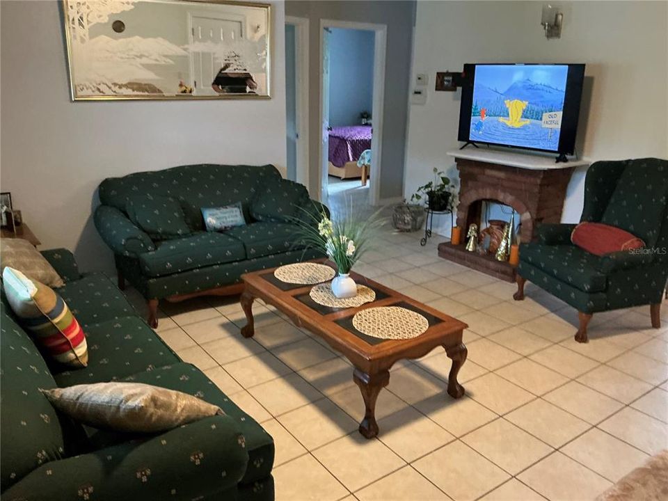 For Sale: $209,000 (2 beds, 1 baths, 832 Square Feet)