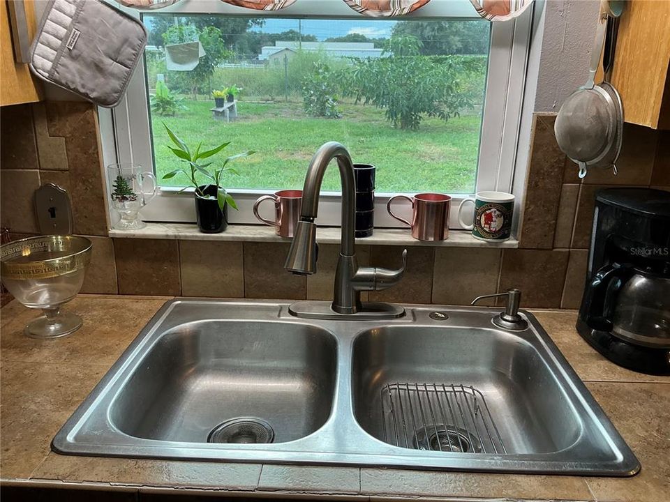 For Sale: $209,000 (2 beds, 1 baths, 832 Square Feet)