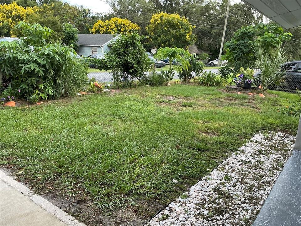 For Sale: $209,000 (2 beds, 1 baths, 832 Square Feet)