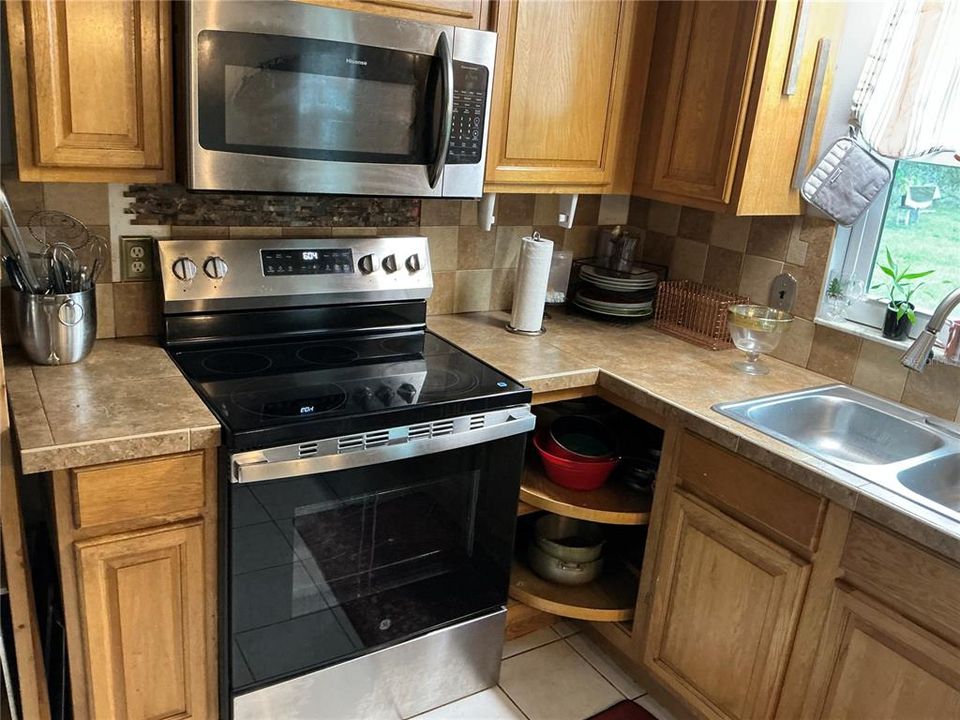 For Sale: $209,000 (2 beds, 1 baths, 832 Square Feet)