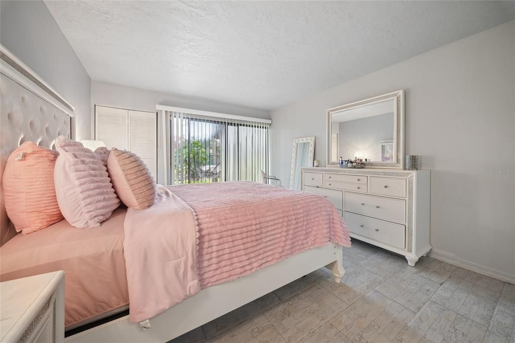 For Sale: $165,000 (2 beds, 2 baths, 1123 Square Feet)